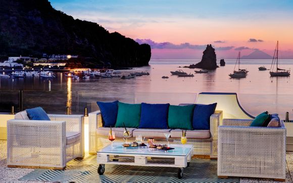 Elegante location con spiaggia privata e panorami mozzafiato