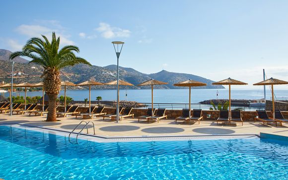 Lussuoso hotel tra sole e Mar Egeo con upgrade in mezza pensione